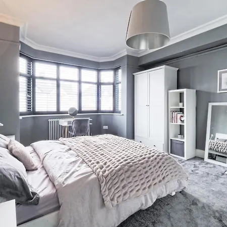 Modern Family With Garden And Parking In Kensal Holiday home London