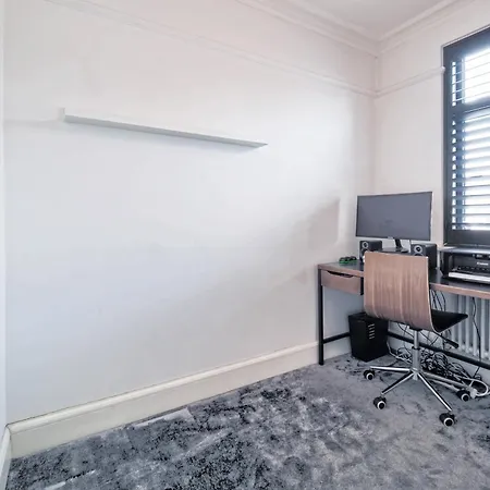 Modern Family With Garden And Parking In Kensal * London
