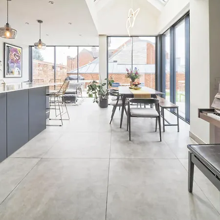 Modern Family With Garden And Parking In Kensal *