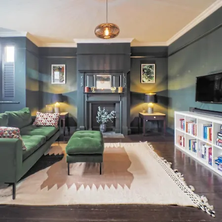Modern Family With Garden And Parking In Kensal Holiday home London