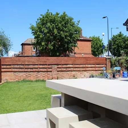 Modern Family With Garden And Parking In Kensal