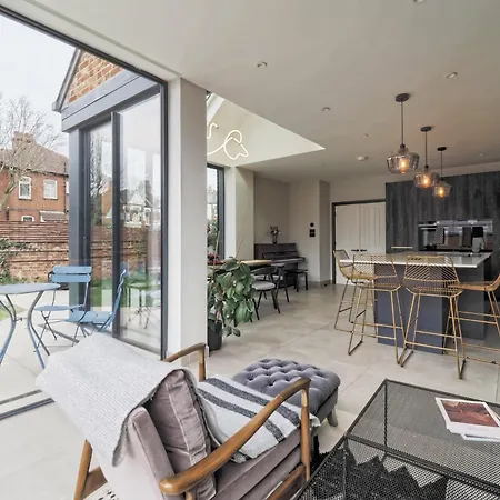 Modern Family With Garden And Parking In Kensal Holiday home *