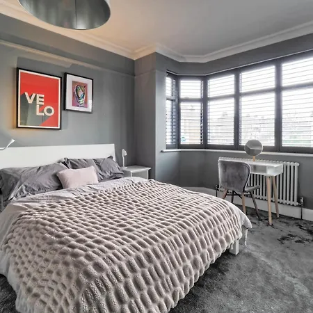 Modern Family With Garden And Parking In Kensal * London