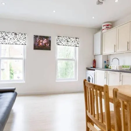 Renovated 4 Bed Flat In Islington London