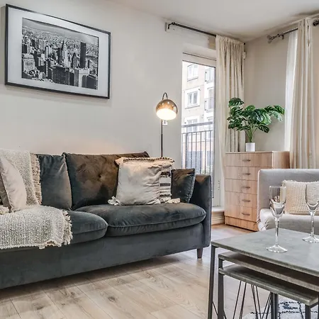 Canary Wharf O2 Excel Flat With Parking & Balcony London