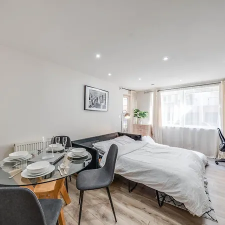Canary Wharf O2 Excel Flat With Parking & Balcony * London
