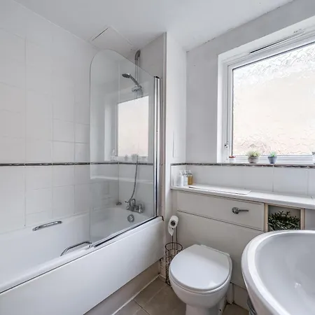 Canary Wharf O2 Excel Flat With Parking & Balcony Apartment *