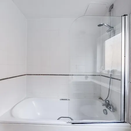 Canary Wharf O2 Excel Flat With Parking & Balcony *