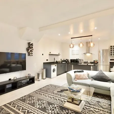 3 X Bedroom Riverside Flat With Hot Tub On Roof Terrace