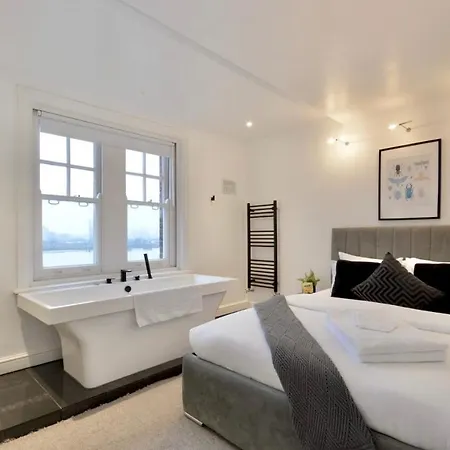 3 X Bedroom Riverside Flat With Hot Tub On Roof Terrace Apartment