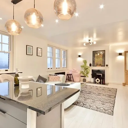 3 X Bedroom Riverside Flat With Hot Tub On Roof Terrace *