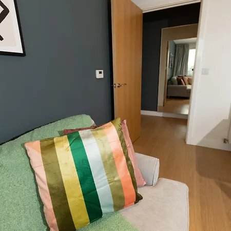 Stylish 3 Bed Near Downtown & Free Parking Apartment