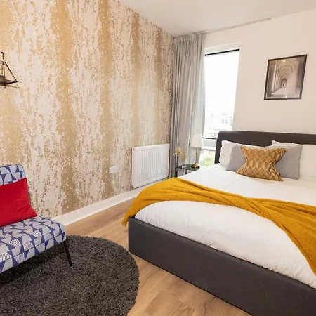 Apartment Stylish 3 Bed Near Downtown & Free Parking London