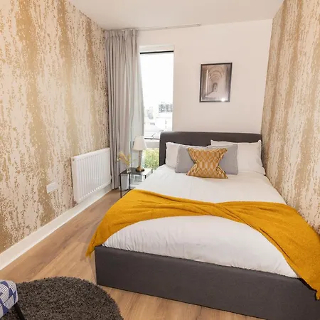 Stylish 3 Bed Near Downtown & Free Parking