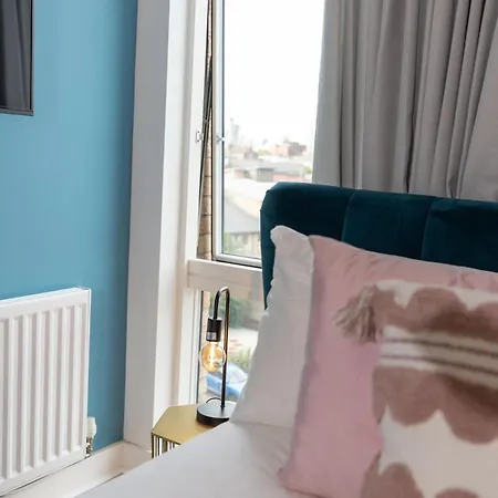 Stylish 3 Bed Near Downtown & Free Parking Apartment