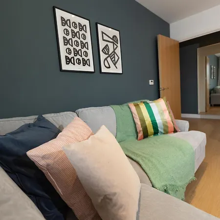 Stylish 3 Bed Near Downtown & Free Parking Apartment *