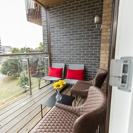 Stylish 3 Bed Near Downtown & Free Parking Apartment London