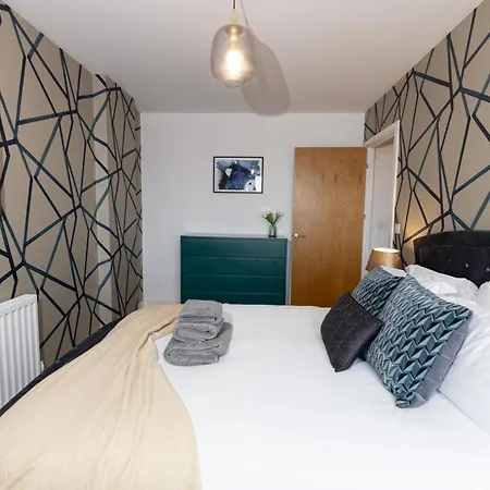 Stylish 3 Bed Near Downtown & Free Parking London