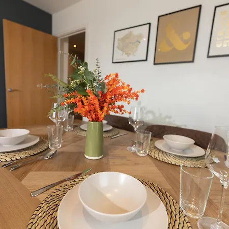 Stylish 3 Bed Near Downtown & Free Parking * London