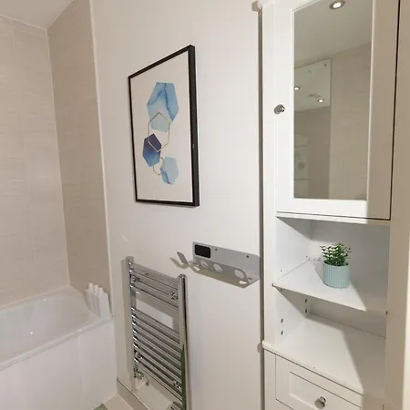 Stylish 3 Bed Near Downtown & Free Parking Apartment