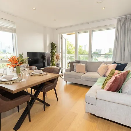 Apartment Stylish 3 Bed Near Downtown & Free Parking