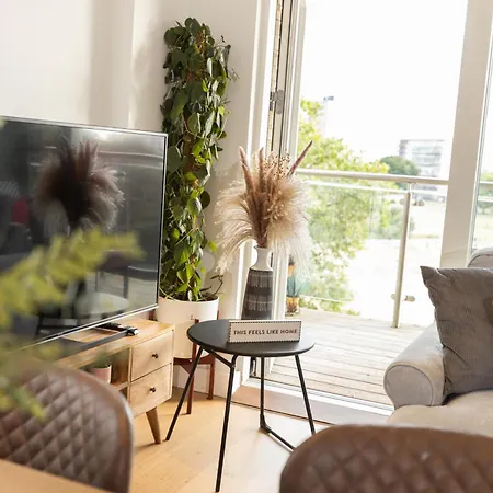 Stylish 3 Bed Near Downtown & Free Parking Apartment *