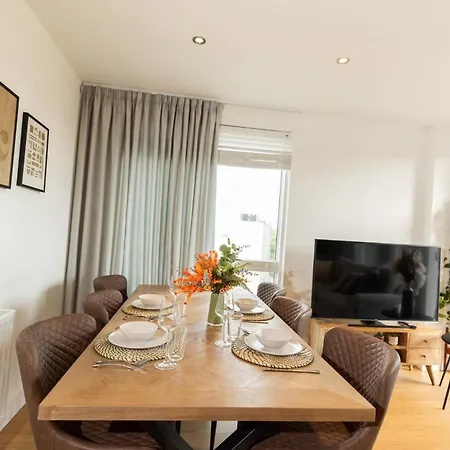Apartment Stylish 3 Bed Near Downtown & Free Parking London