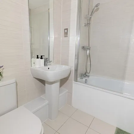 Stylish 3 Bed Near Downtown & Free Parking *