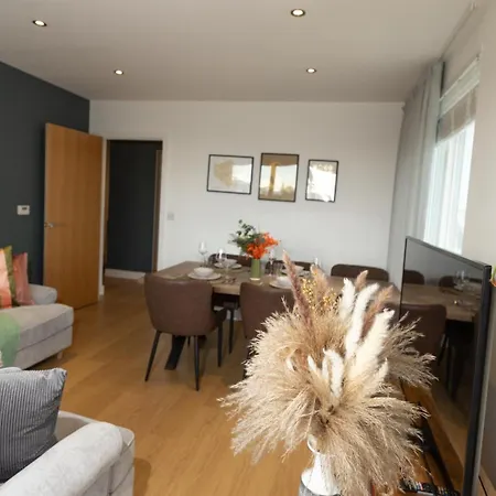 Stylish 3 Bed Near Downtown & Free Parking London