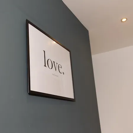 Stylish 3 Bed Near Downtown & Free Parking * London