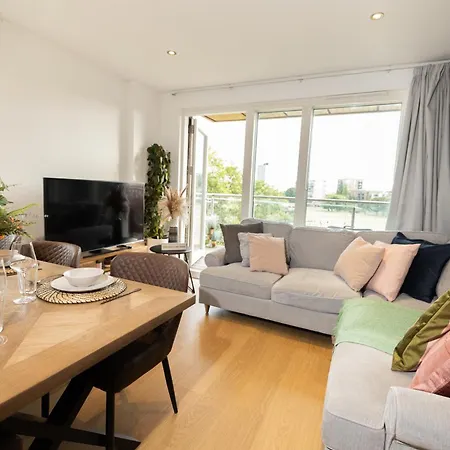 Stylish 3 Bed Near Downtown & Free Parking