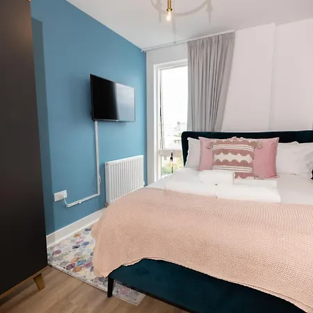 Stylish 3 Bed Near Downtown & Free Parking Apartment