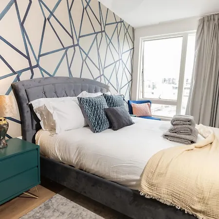 Stylish 3 Bed Near Downtown & Free Parking London