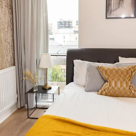 Stylish 3 Bed Near Downtown & Free Parking * London