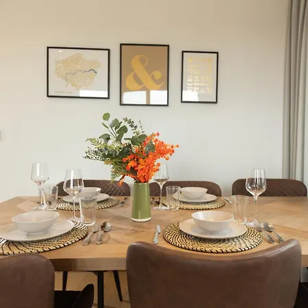 Stylish 3 Bed Near Downtown & Free Parking Apartment