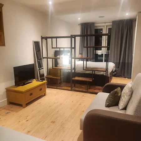 Chelsea In London--24 Gym Apartment *