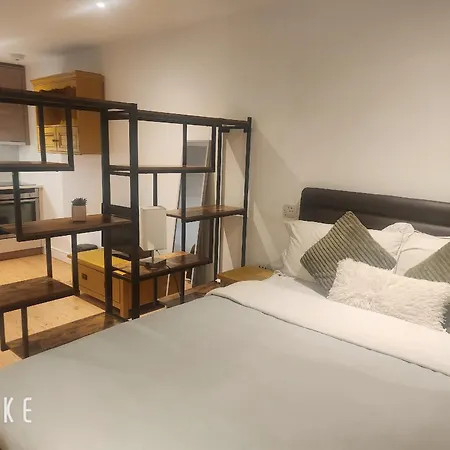 Chelsea In London--24 Gym Apartment *