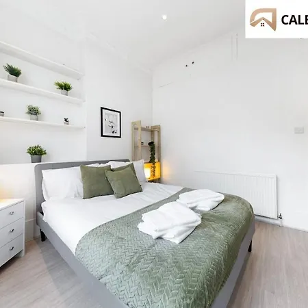 Urban Hideaway, Private Garden, 2 Mins To Station Apartment London