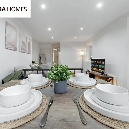 Urban Hideaway, Private Garden, 2 Mins To Station Apartment *