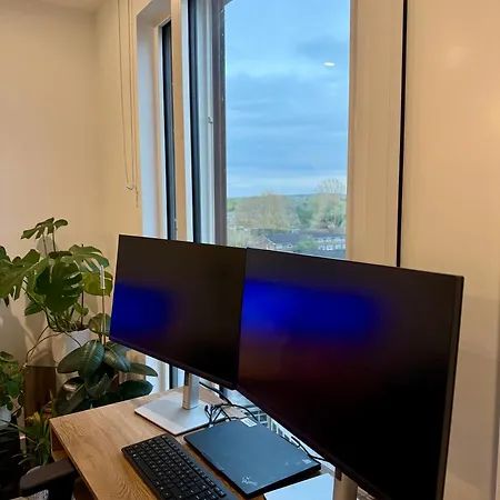 Modern In With A View * Croydon