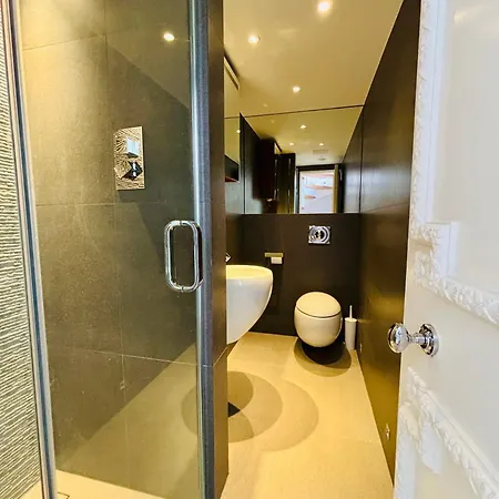 Elegant And Modern 3-bedroom Victorian House In Westminster, Holiday home London