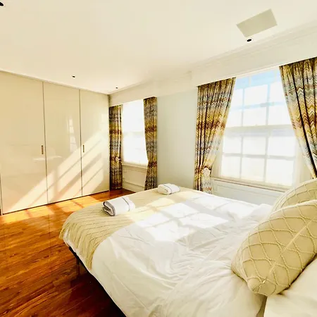 Elegant And Modern 3-bedroom Victorian House In Westminster, Holiday home London