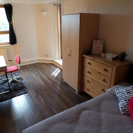 Chelsea Orange Sleeps10-petsok-parking * London