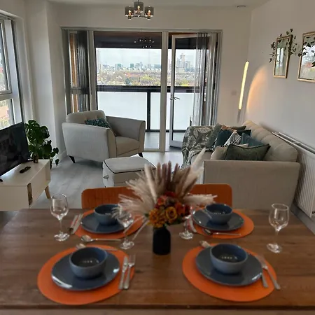 In A Panoramic Flat Londres