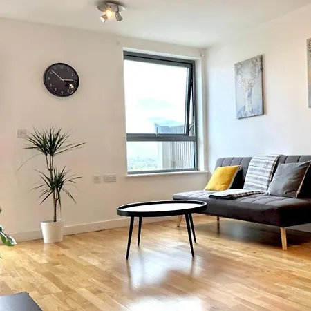 Stylish 2-bed Flat With Parking Apartment