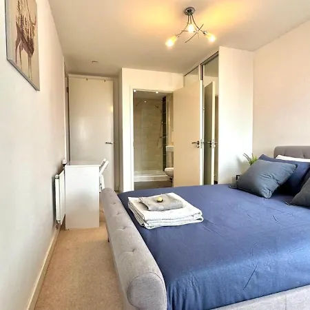 Stylish 2-bed Flat With Parking