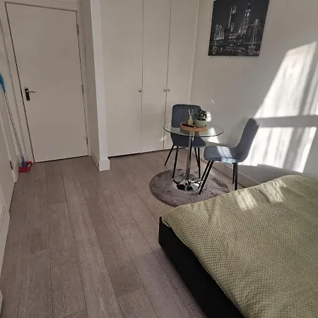 Apartment Bright Apt, Great Connection 2b London