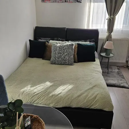 Bright Apt, Great Connection 2b Apartment London
