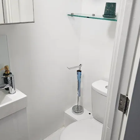 Bright Apt, Great Connection 2b
