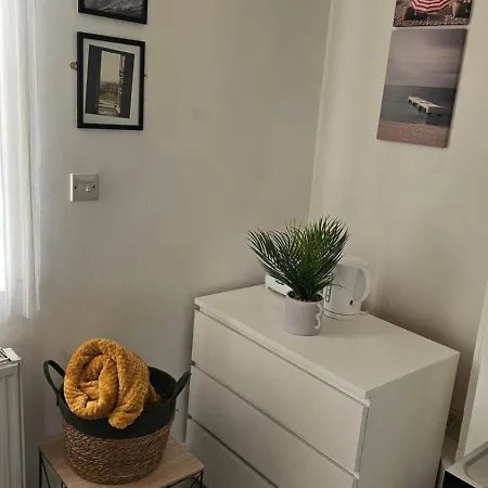 Apartment Bright Apt, Great Connection 2b London